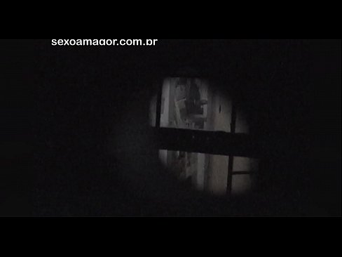 ❤️ Blondie wordt stiekem gefilmd door een voyeur uit de buurt, verstopt achter holle bakstenen ❌ Porn video at us