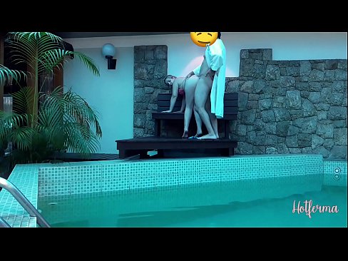 ❤️ Baas nodigt meid uit naar het zwembad, maar kon een hete niet weerstaan ❌ Porn video at us