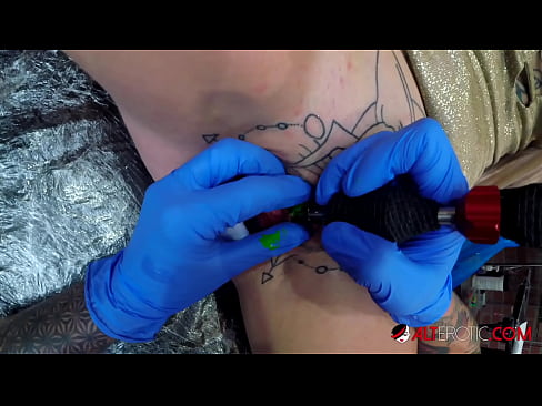 ❤️ Extreem getatoeëerde hottie Sully Savage kreeg een tatoeage op haar clitoris ❌ Porn video at us